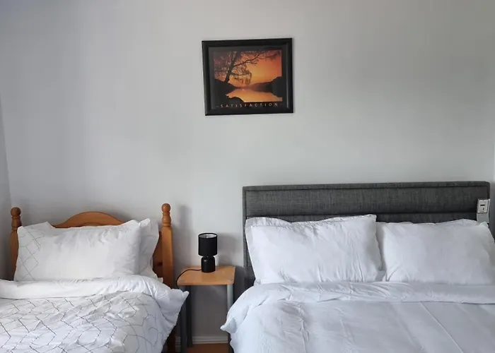 3 Bedrooms - Sleep 7 - Garden - Private Parking