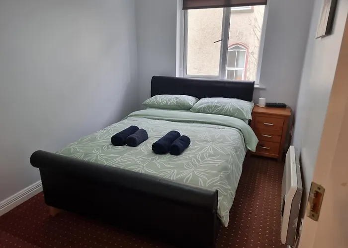 3 Bedrooms - Sleep 7 - Garden - Private Parking