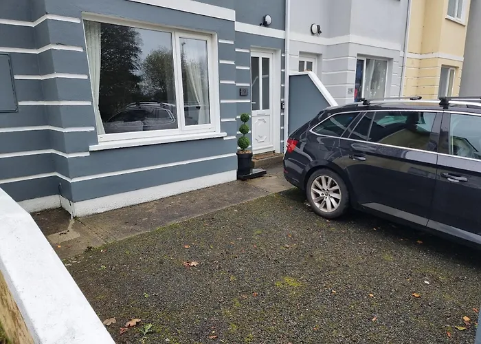 3 Bedrooms - Sleep 7 - Garden - Private Parking